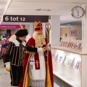 2025-11-23 Sint leest voor-70